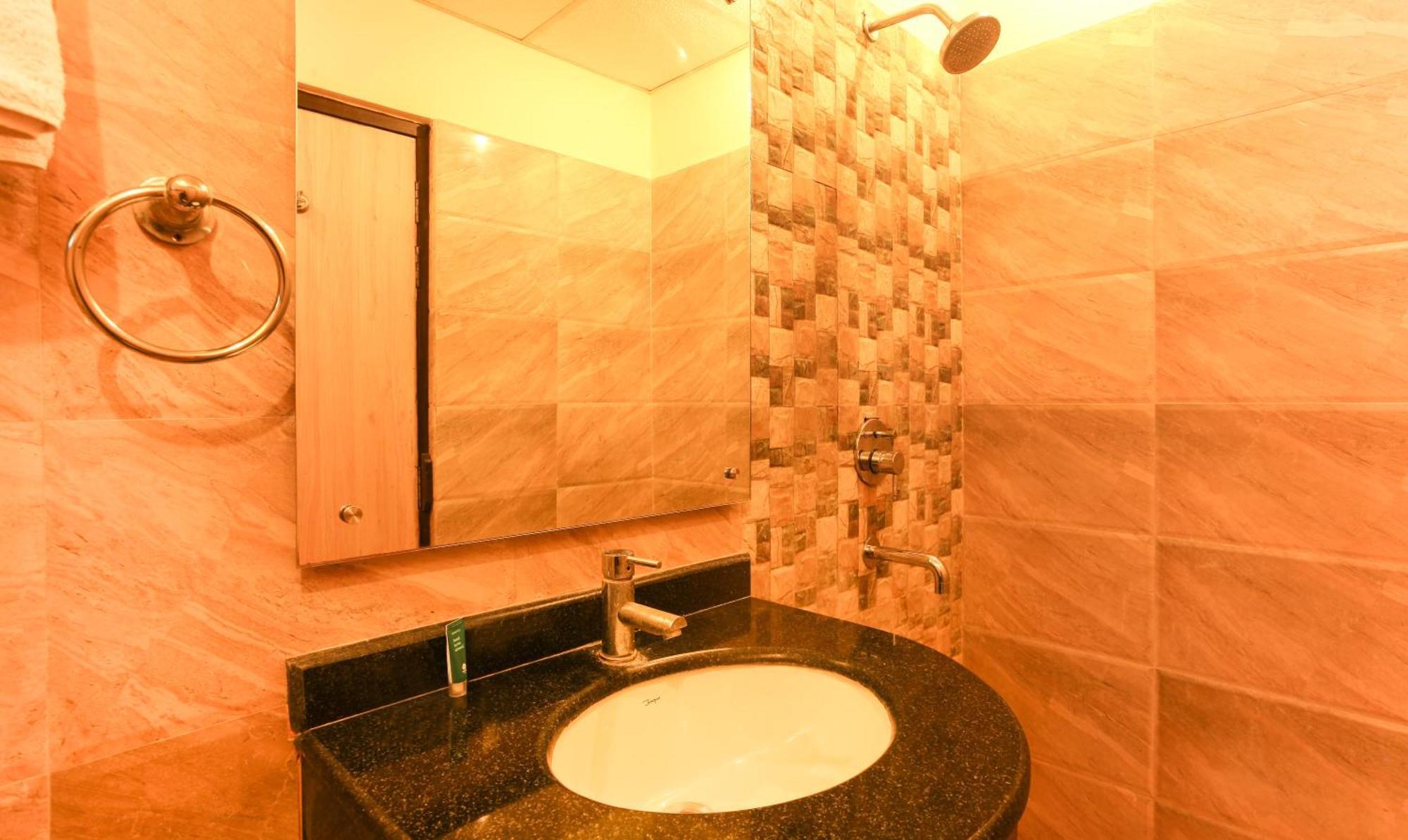 Hotel Janki International Sigra 2 Km From Kashi Vishwanath Temple Varanasi Exterior photo