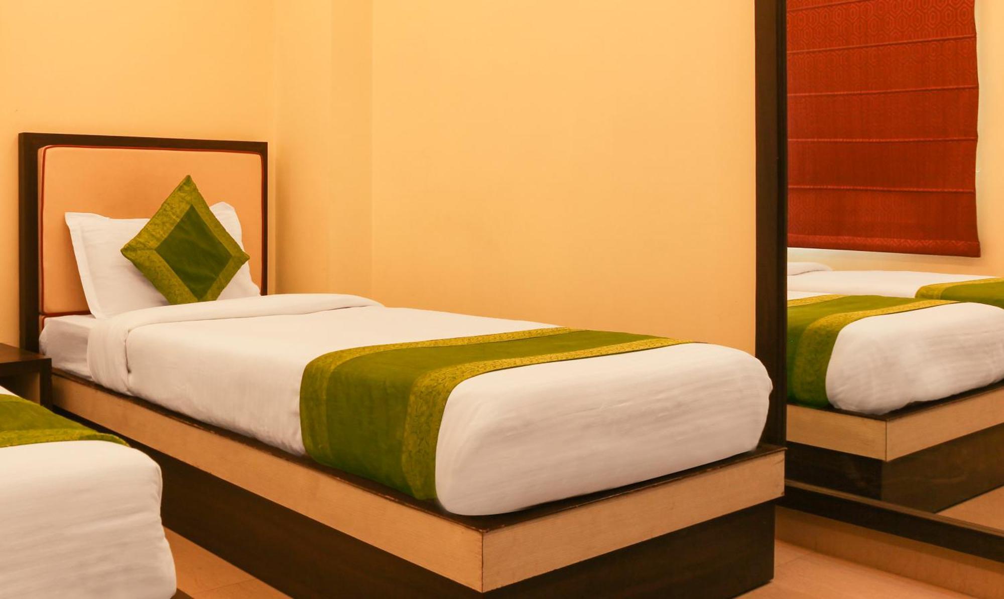 Hotel Janki International Sigra 2 Km From Kashi Vishwanath Temple Varanasi Exterior photo