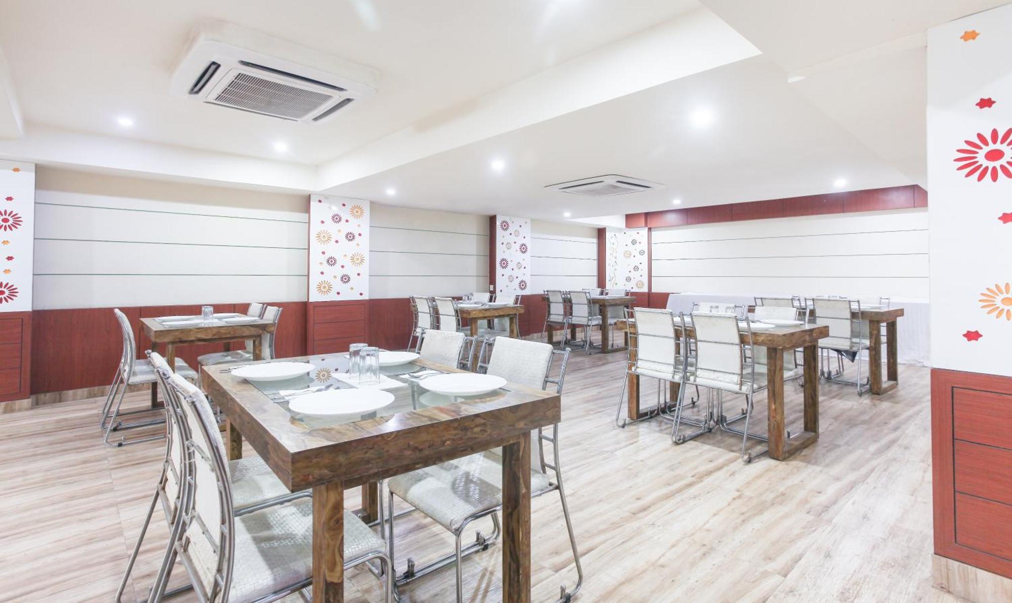 Hotel Janki International Sigra 2 Km From Kashi Vishwanath Temple Varanasi Exterior photo