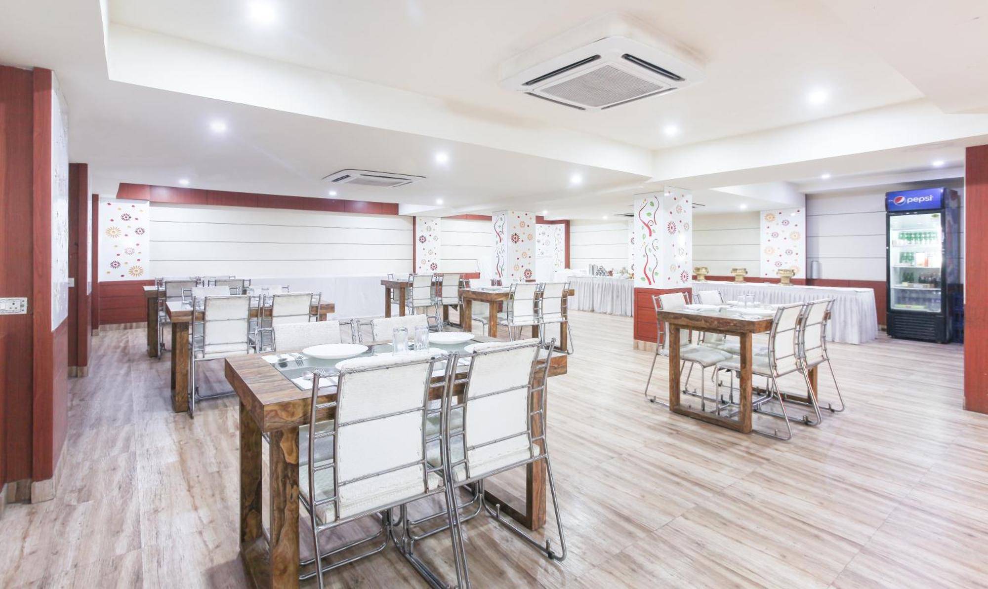 Hotel Janki International Sigra 2 Km From Kashi Vishwanath Temple Varanasi Exterior photo