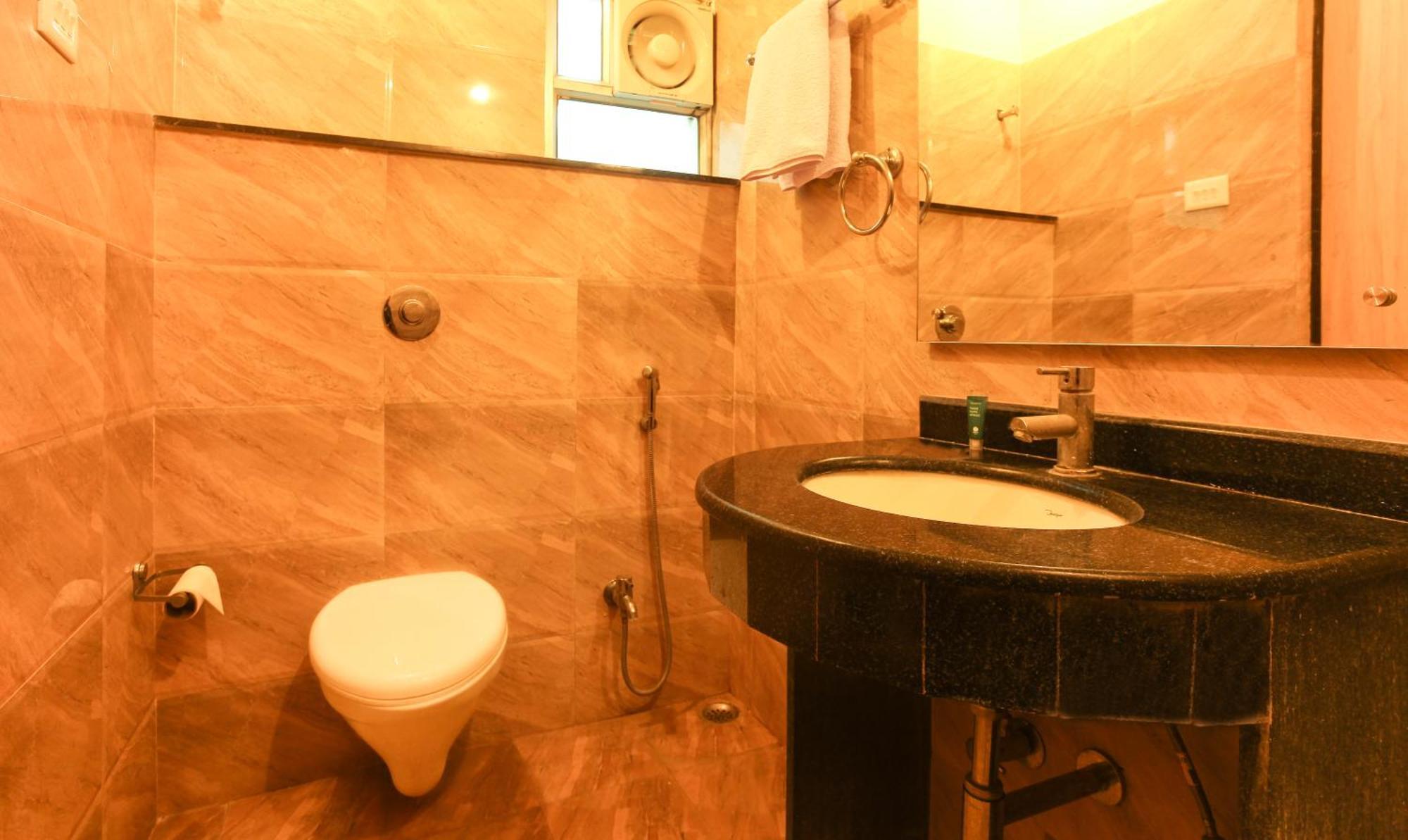 Hotel Janki International Sigra 2 Km From Kashi Vishwanath Temple Varanasi Exterior photo