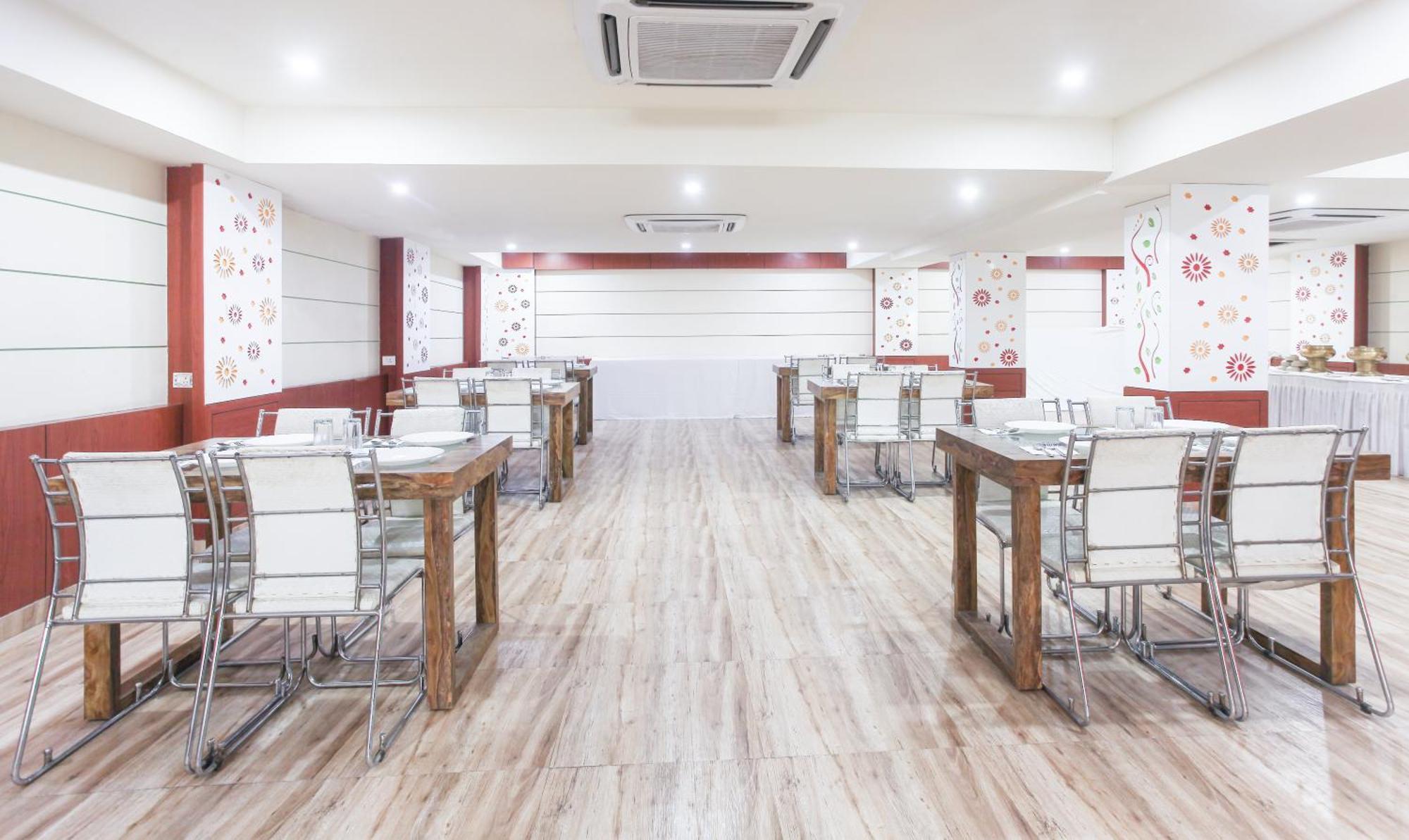 Hotel Janki International Sigra 2 Km From Kashi Vishwanath Temple Varanasi Exterior photo